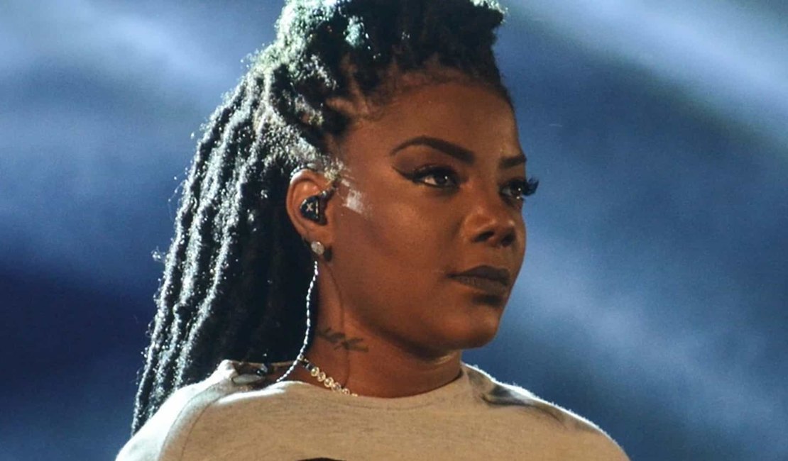 Ludmilla sensualiza no supermercado e posa de shorts curtinho: ''Mulherão!''