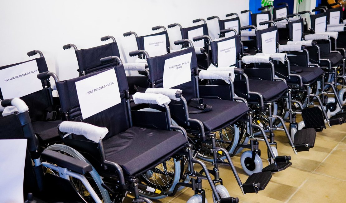 Prefeitura de Palmeira entrega cadeiras de rodas para pacientes com deficiência