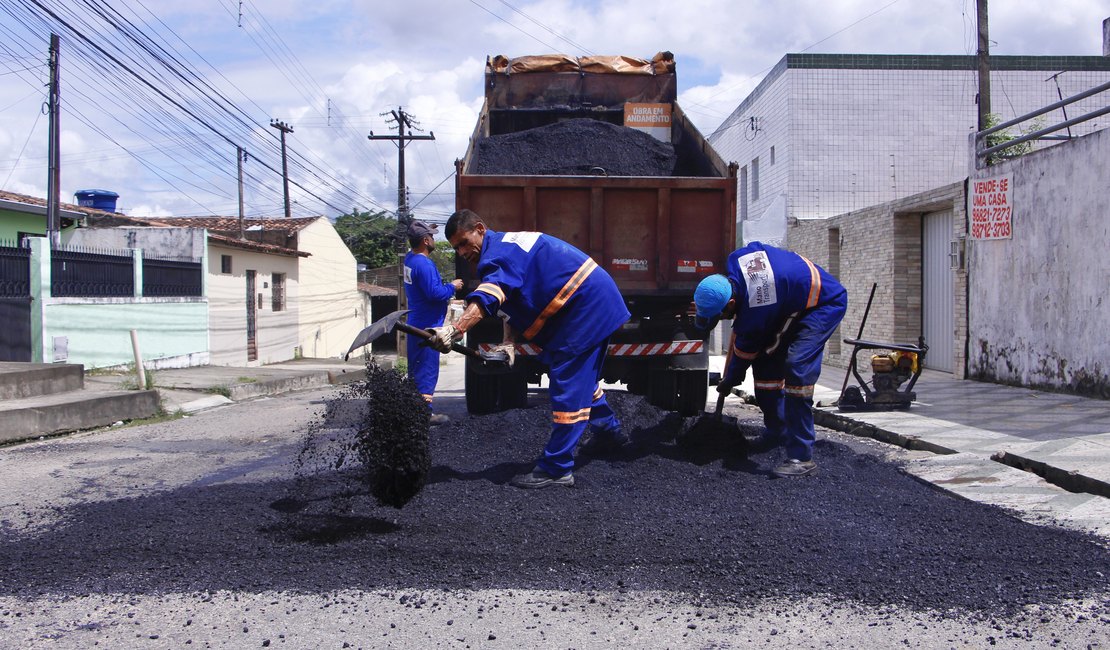 Prefeitura aplica 135 toneladas de asfalto em operação tapa-buraco