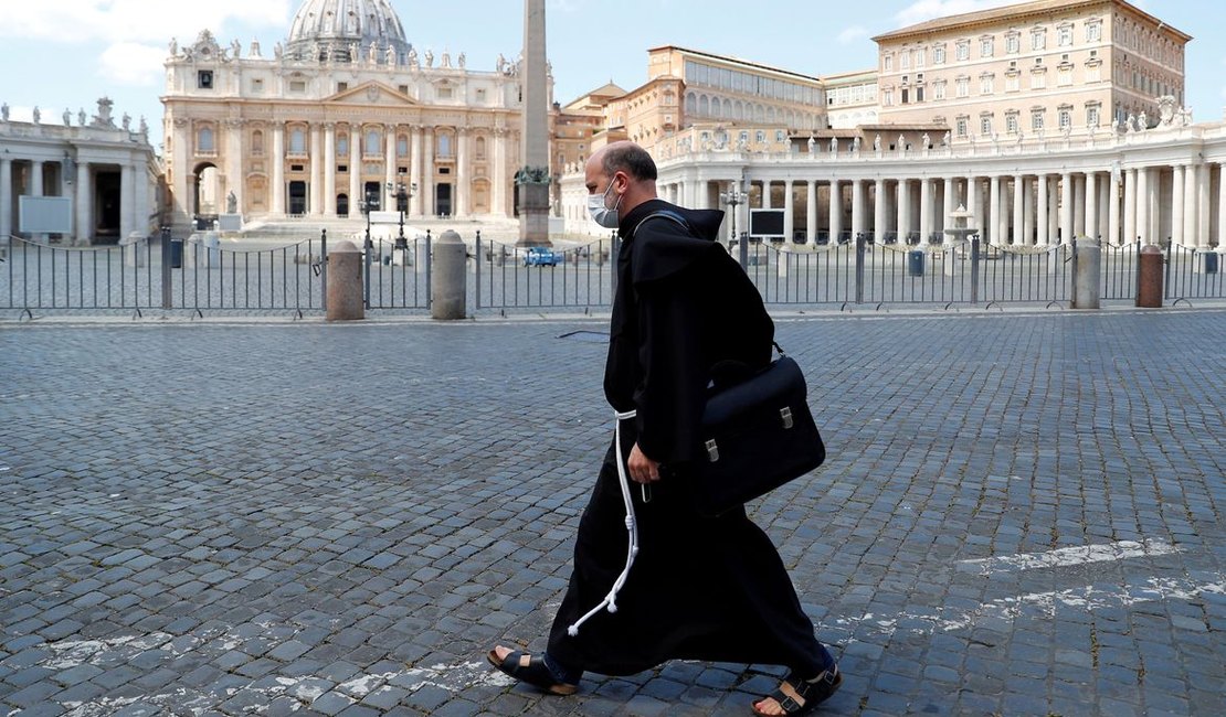 Vaticano pune ex-arcebispo polonês por negligência sobre abuso sexual
