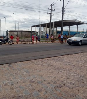 AL 115 é liberada, após manifestação de moradores do Residencial Agreste, em Arapiraca