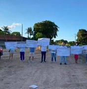Estudantes de São Sebastião realizam protesto e pedem que governo do estado retome obra e entregue escola