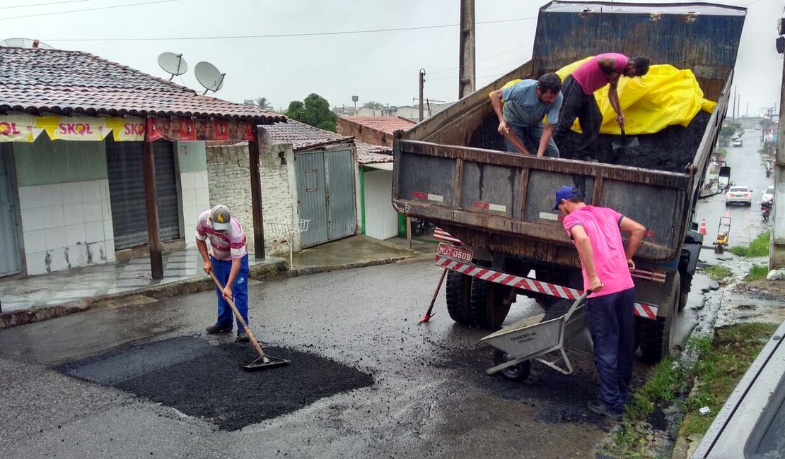 Apesar das chuvas, prefeitura de Arapiraca mantém serviços de pavimentação 