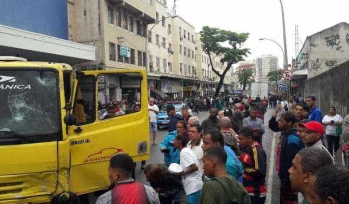 Motorista de reboque atropela 9 pessoas e mata uma no Rio
