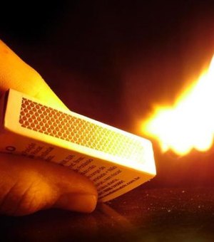 Mulher ateia fogo em casa com os filhos dentro em Cacimbinhas
