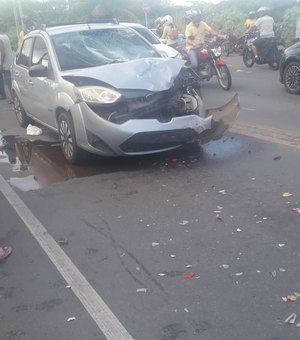 Motociclista fica ferido em colisão com carro de passeio em Maceió 