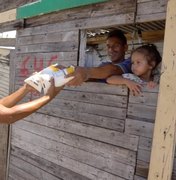 Comunidades marisqueiras do Vergel recebem leite durante a pandemia