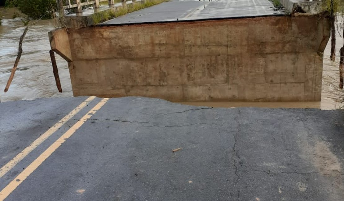 [Vídeo] Após fortes chuvas, cabeceira de ponte desaba na AL-460 