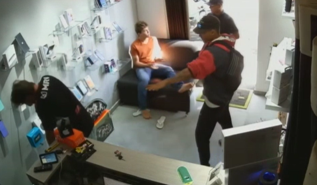 [Vídeo] Assaltantes dão uma 'geral' em loja de celular de Inhapi, Alto Sertão de AL