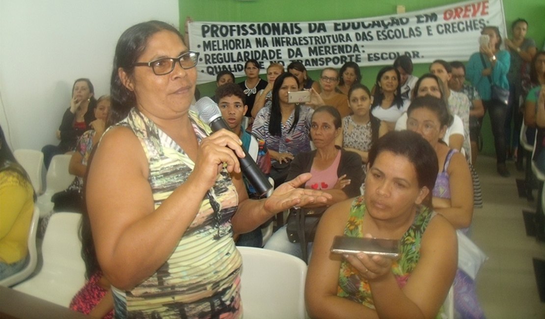 Pais de alunos desesperados pela falta de aulas em Arapiraca