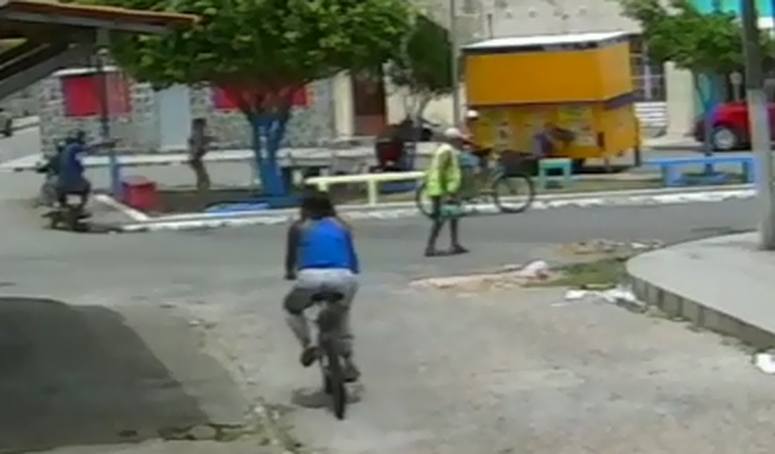 [Vídeo] Dupla atira contra grupo de homens em praça do Jaraguá 