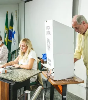 Ciro Gomes vota no Ceará e diz que 'pretende parar' após eleição