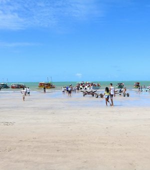 Fieis e turistas participam de procissão marítima de São Pedro em Maragogi
