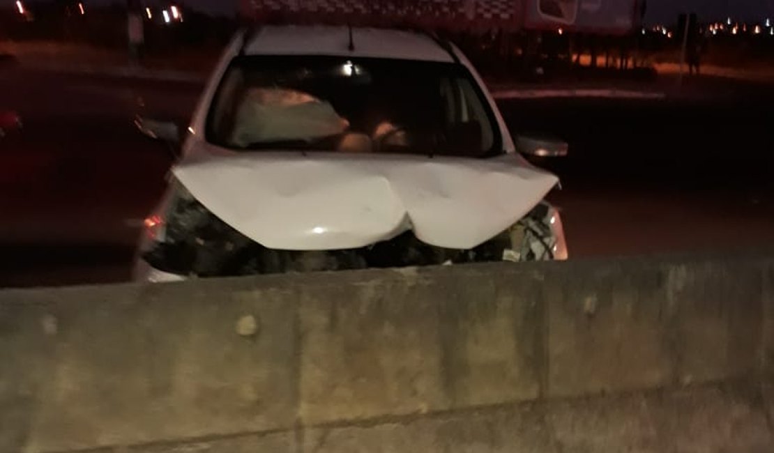 Mulher sem habilitação bate carro em mureta na AL-110 em Arapiraca