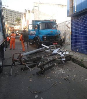 Caminhão da prefeitura bate em poste e causa falta de energia em Palmeira