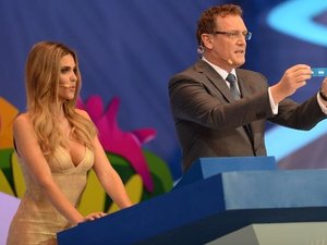 Decote de Fernanda Lima censura sorteio dos grupos da Copa no Irã