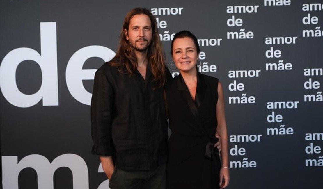 ‘Amor de Mãe’: Adriana Esteves carrega inspiração da vida real para novela e se emociona