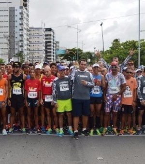 Corrida de Tiradentes reúne mais de duas mil pessoas na orla de Maceió
