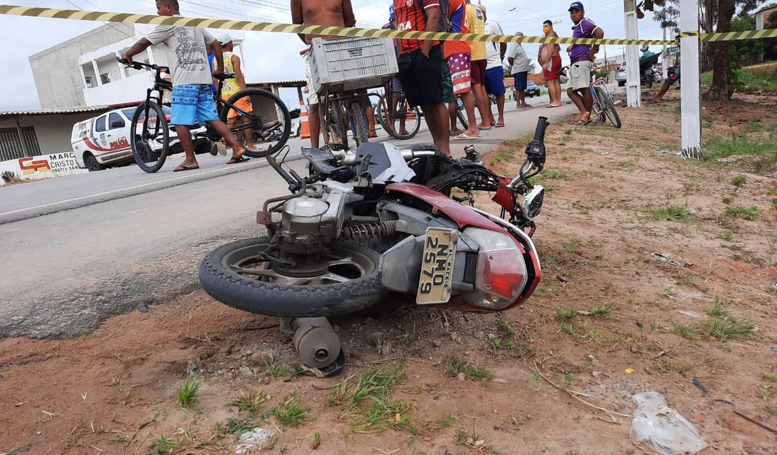 Acidente entre carro e moto deixa homem morto; condutor é preso