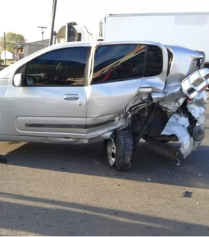 ﻿Motorista embriagado causa acidente em trecho da Avenida José Alexandre