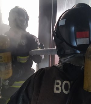 Bombeiros controlam incêndio em residência no bairro Antares, em Maceió