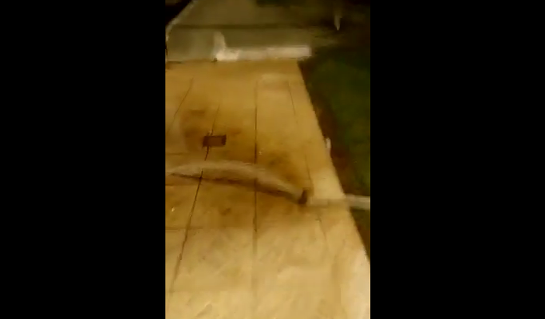 [Vídeo] Moradores denunciam desperdício de água em prédio na Jatiúca