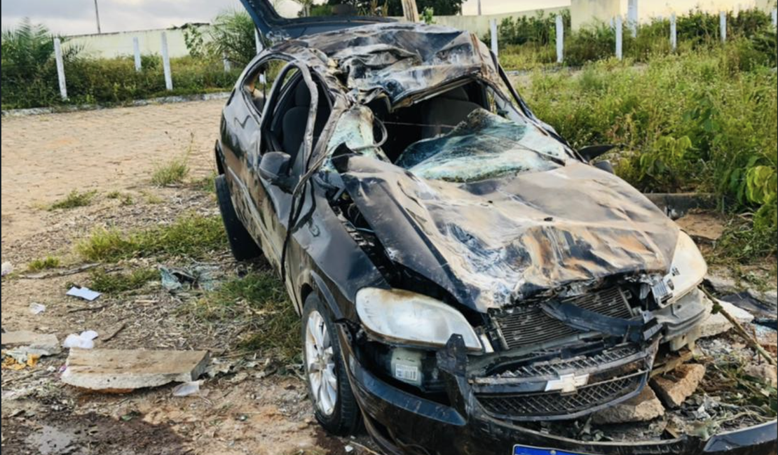 Grave acidente deixa cinco pessoas feridas e carro totalmente destruído em Palmeira dos Índios