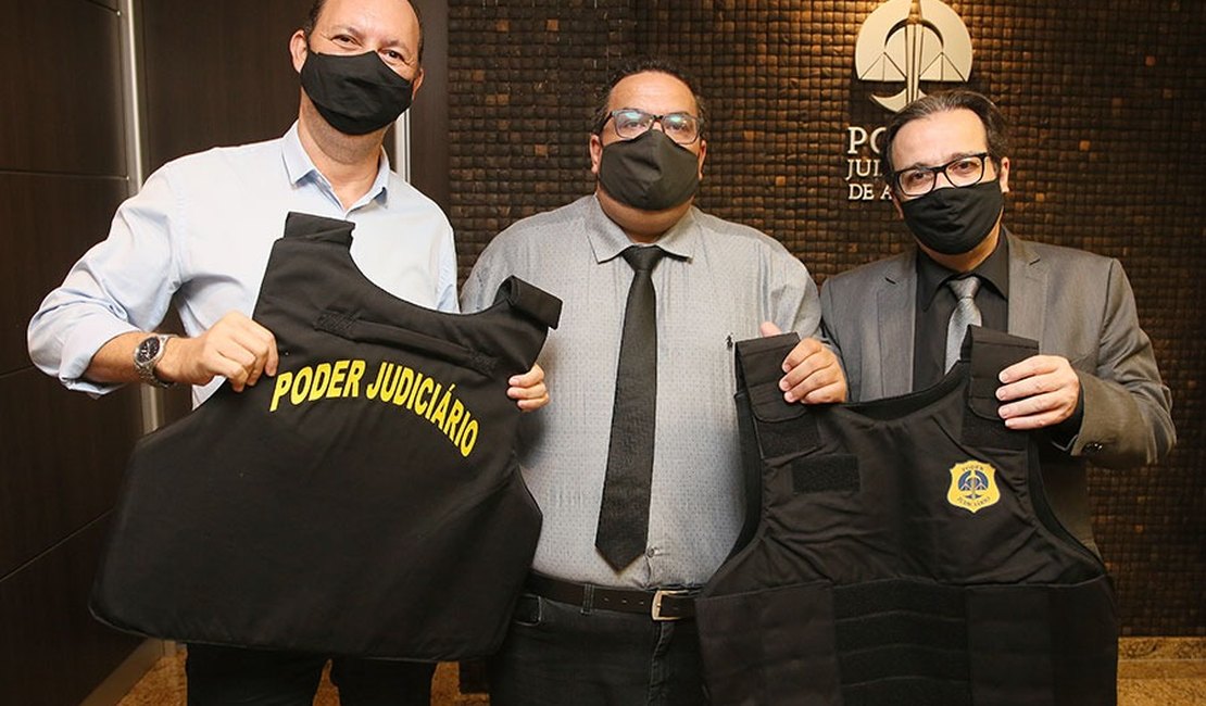 Presidente do TJAL entrega coletes balísticos a oficiais de justiça