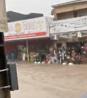 [Vídeo] Após grande volume de chuva, água invade lojas no centro de Coruripe