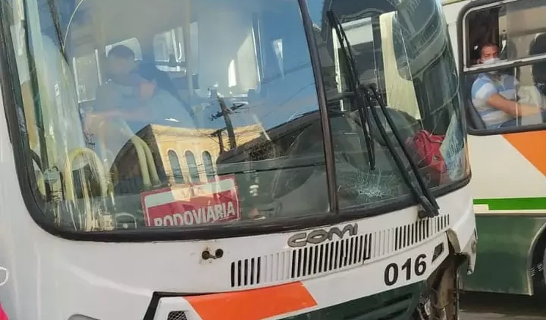 Ônibus fica sem freio e bate em três carros na Ladeira dos Martírios