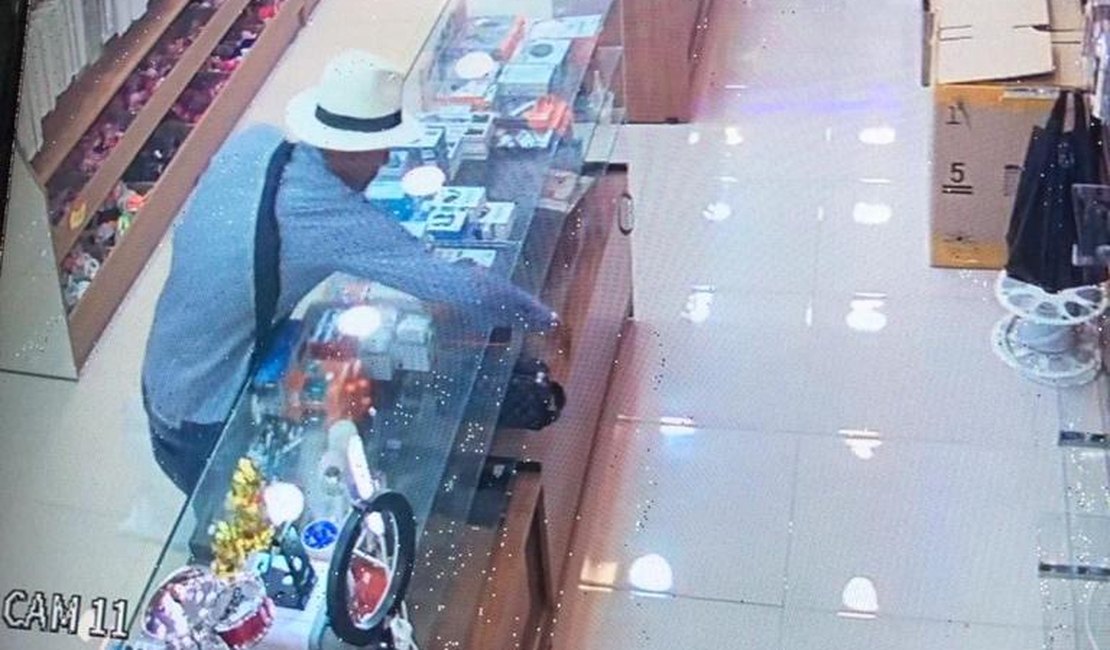 [Vídeo] Imagens de câmera de segurança flagram homem cometendo furto em loja em Palmeira dos Índios