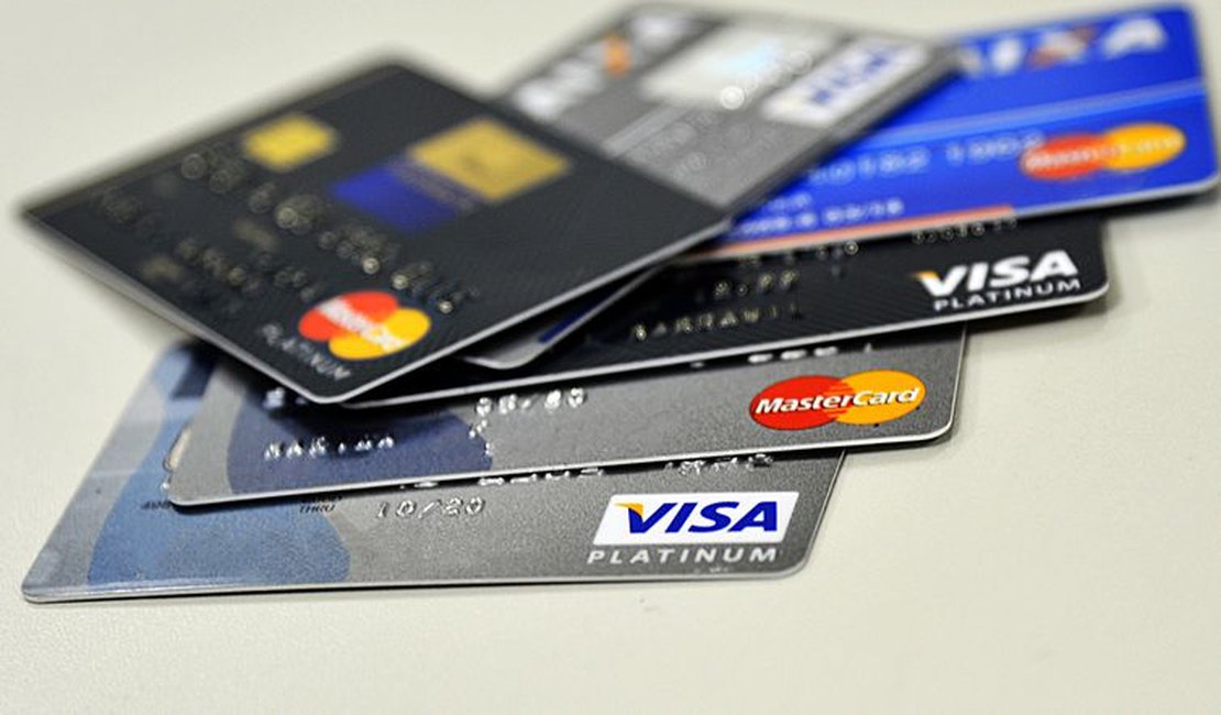 Juros do cheque especial caem e do cartão de crédito sobem em agosto