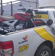 Jovem de 18 anos é preso com motocicleta roubada, no Benedito Bentes