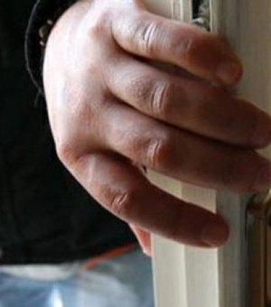 Filhos acusam pai de ordenar furto em residência 