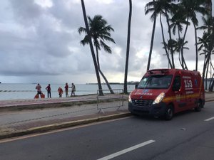 Homem fura bloqueio e cai de coqueiro na orla da capital