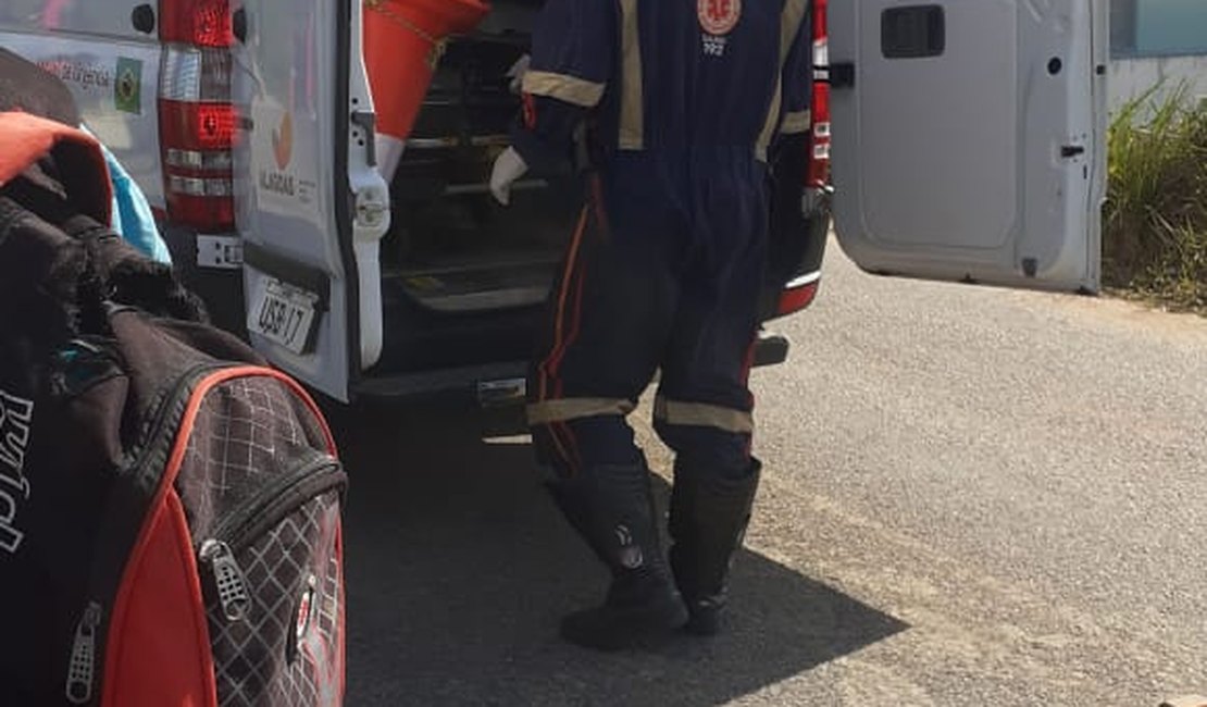 Casal fica ferido em acidente entre moto e carro na Serraria