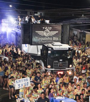Bloco do Jacaré arrastão multidão em São Luís do Quitunde