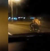 [Vídeo] Casal é flagrado fazendo sexo sobre moto em movimento