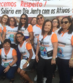 Professores aposentados temem ficar sem salários e protestam durante desfile em Arapiraca