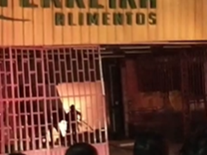[Vídeo] Fogo destrói dependências de empresa atacadista de alimentos em Rio Largo