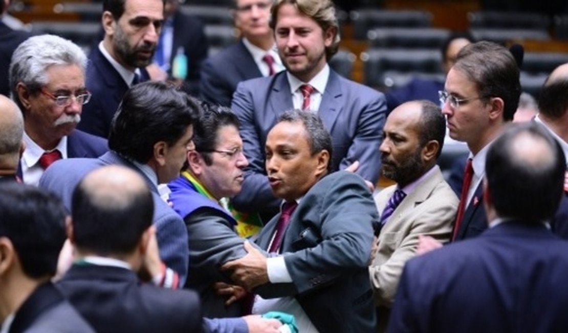 Deputados trocam empurrões e batem boca durante sessão do impeachment