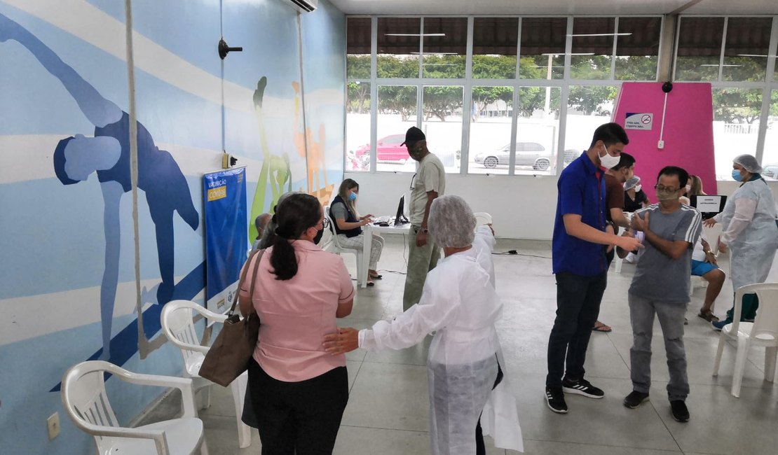 [Vídeo] Idosos lotam ginásio no primeiro dia de vacinação para maiores de 79 anos em Arapiraca