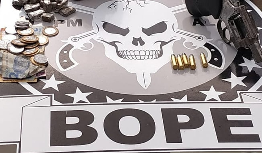Operação para coibir tráfico de drogas prende casal com arma e maconha em Arapiraca