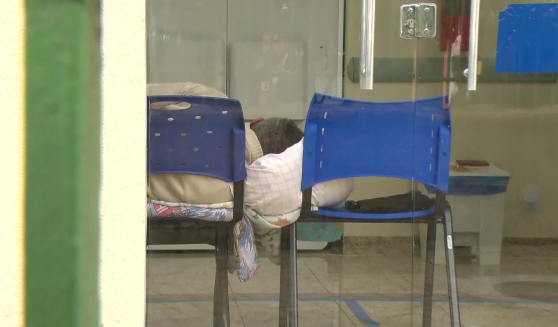 Pacientes com câncer são internados em cadeiras de plástico em hospital no Rio