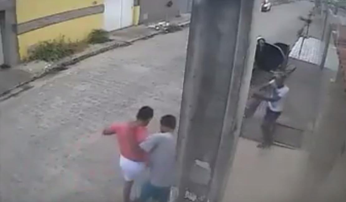 [Vídeo] Câmeras de segurança flagram ação de criminosos durante assalto a pedestre 