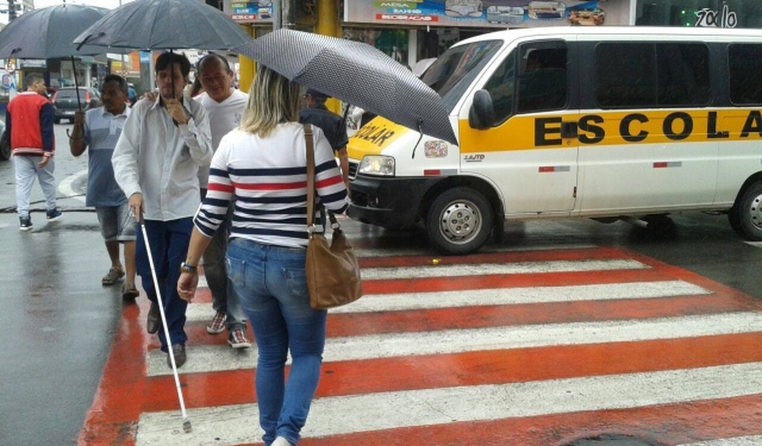 Desrespeito: veículo que faz transporte escolar invade faixa de pedestre