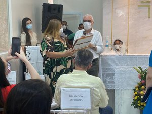 Hospital de Arapiraca presta homenagens a médicos que se aposentaram na instituição