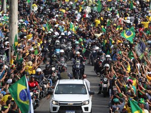 Bolsonaro participa de ato com apoiadores no Rio