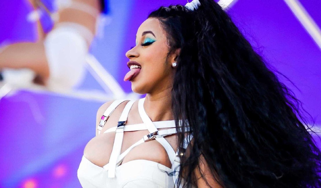 Cardi B faz desabafo sobre depressão pós-parto: 'Merd* irritante'
