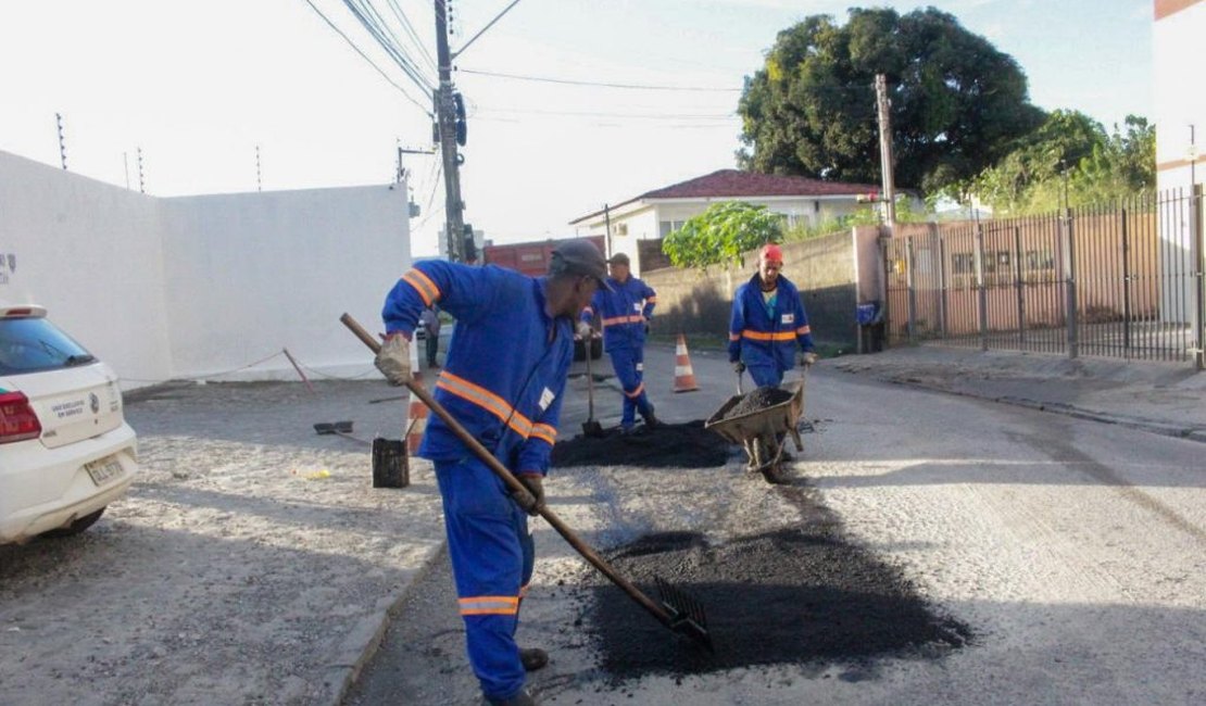 Ruas e avenidas no bairro do Farol recebem operação tapa-buraco